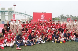 Các cầu thủ Arsenal đào tạo kỹ năng bóng đá cho trẻ em 